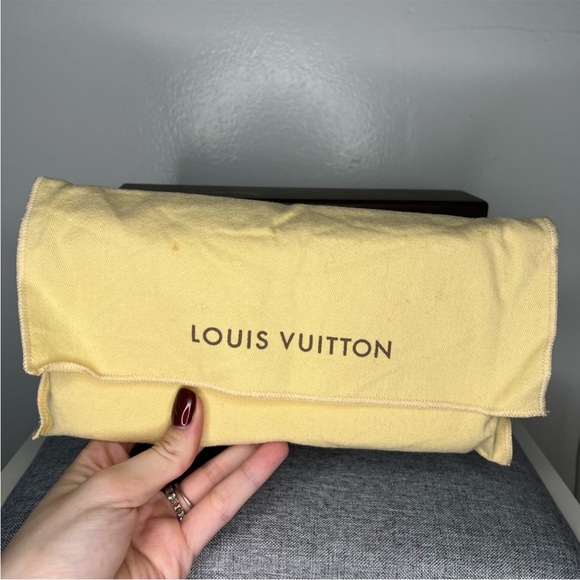Louis Vuitton Sarah Patent
Leather Wallet  full enclosure : box  and dust bag - Picture 10 of 11